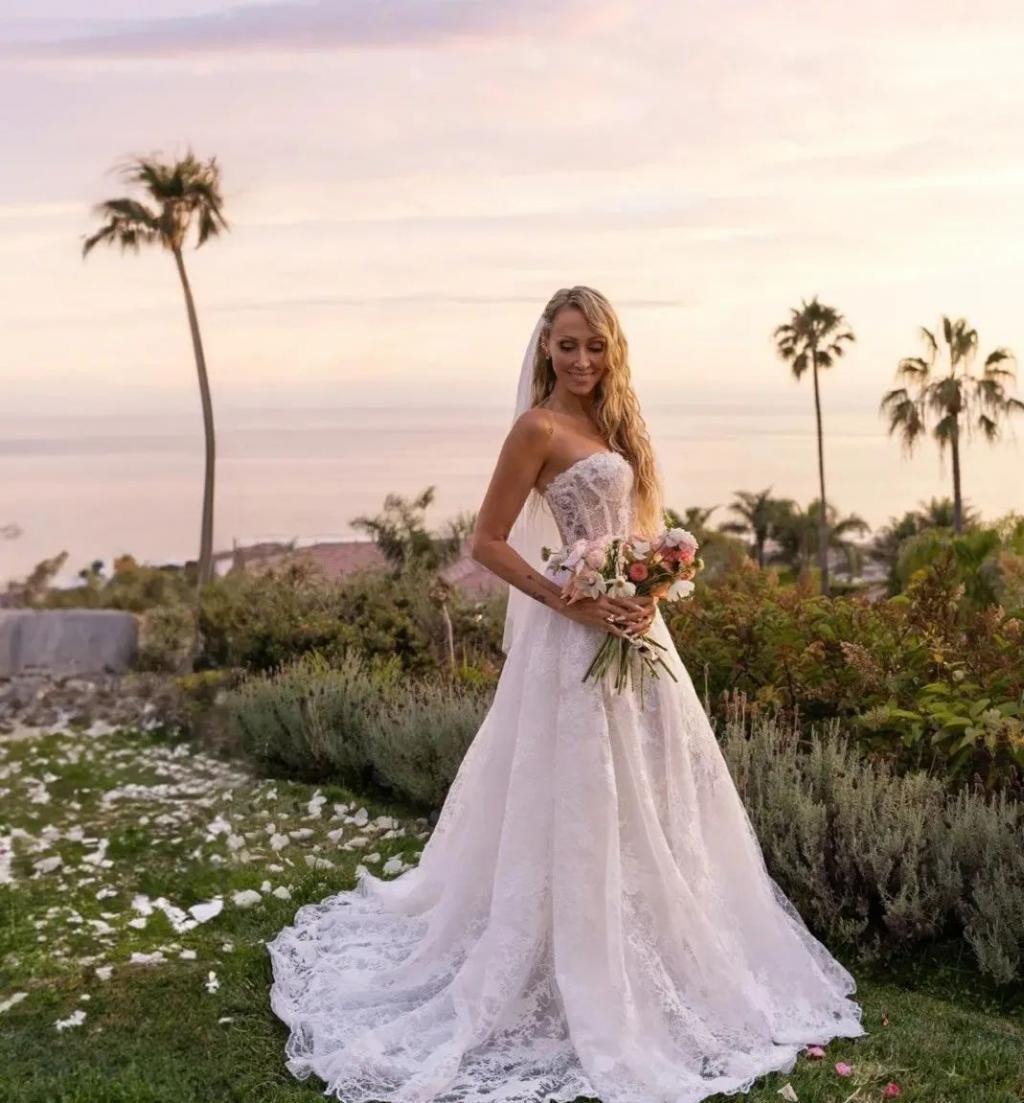 一手打造巨星女儿，母女处成闺蜜，56岁的她太会当妈了！