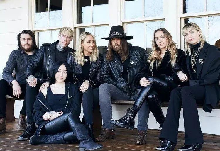 一手打造巨星女儿，母女处成闺蜜，56岁的她太会当妈了！