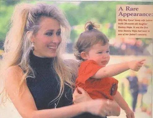 一手打造巨星女儿，母女处成闺蜜，56岁的她太会当妈了！