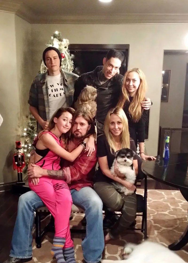 一手打造巨星女儿，母女处成闺蜜，56岁的她太会当妈了！