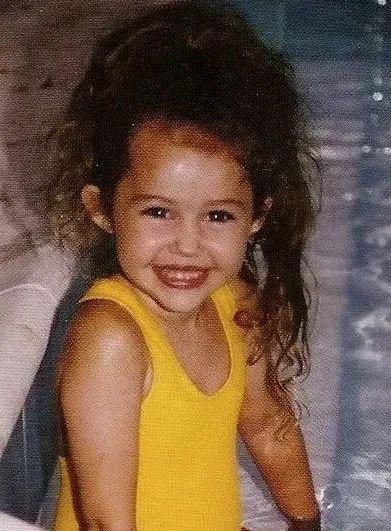 一手打造巨星女儿，母女处成闺蜜，56岁的她太会当妈了！