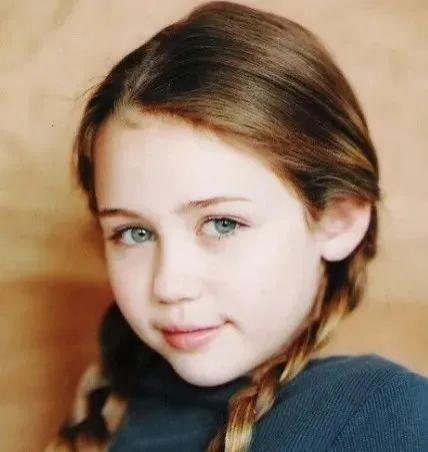 一手打造巨星女儿，母女处成闺蜜，56岁的她太会当妈了！