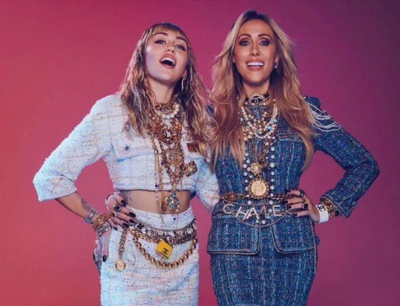 一手打造巨星女儿，母女处成闺蜜，56岁的她太会当妈了！