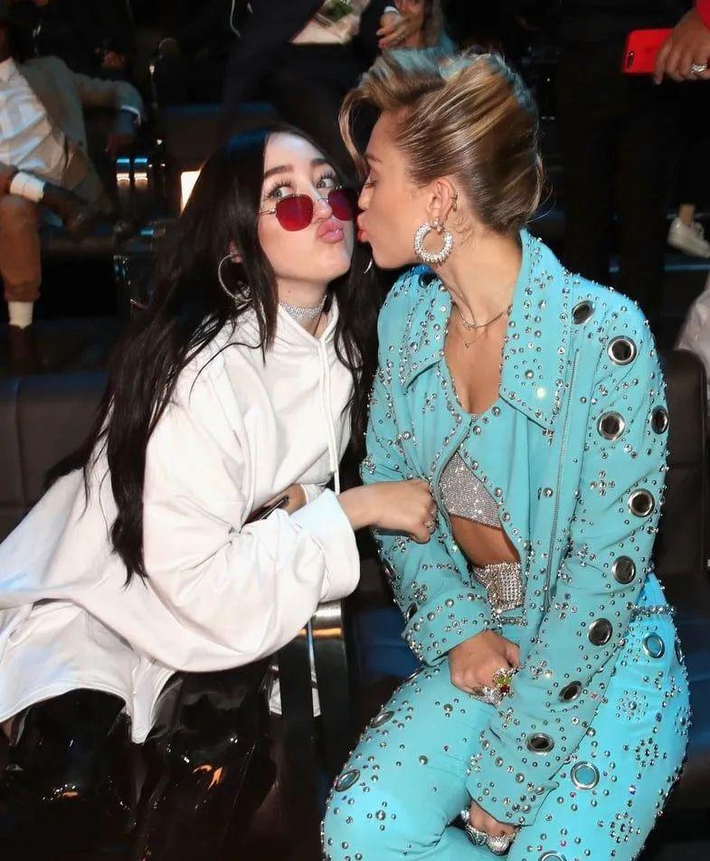 一手打造巨星女儿，母女处成闺蜜，56岁的她太会当妈了！