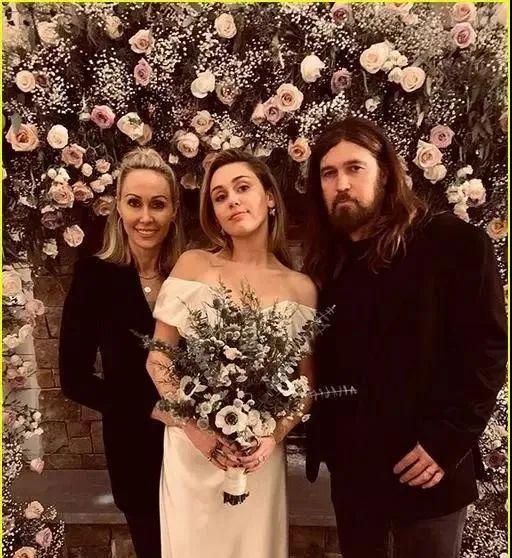 一手打造巨星女儿，母女处成闺蜜，56岁的她太会当妈了！