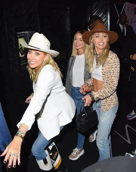 一手打造巨星女儿，母女处成闺蜜，56岁的她太会当妈了！