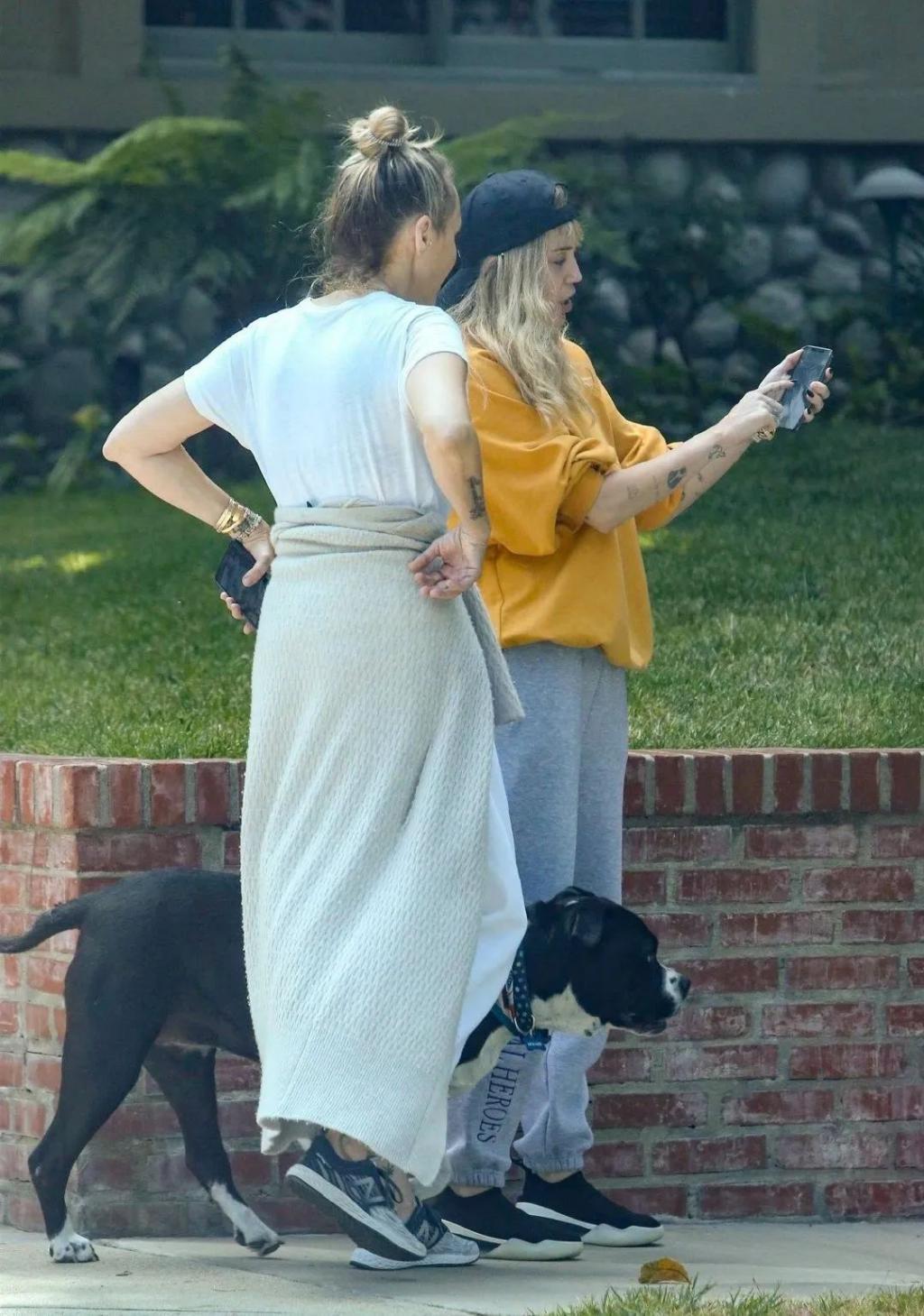 一手打造巨星女儿，母女处成闺蜜，56岁的她太会当妈了！