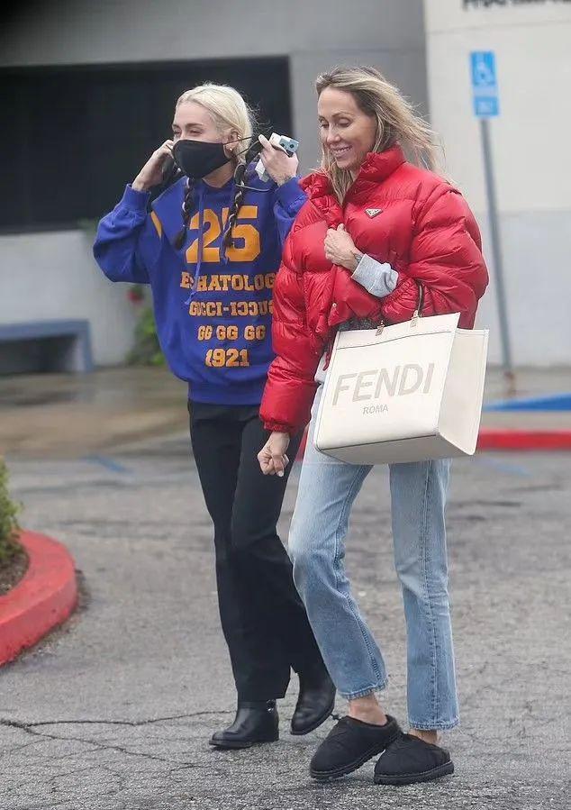 一手打造巨星女儿，母女处成闺蜜，56岁的她太会当妈了！