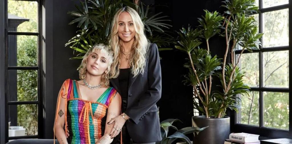 一手打造巨星女儿，母女处成闺蜜，56岁的她太会当妈了！