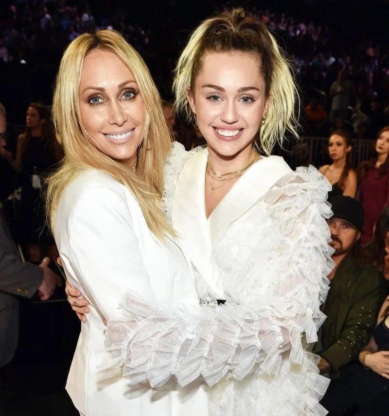 一手打造巨星女儿，母女处成闺蜜，56岁的她太会当妈了！