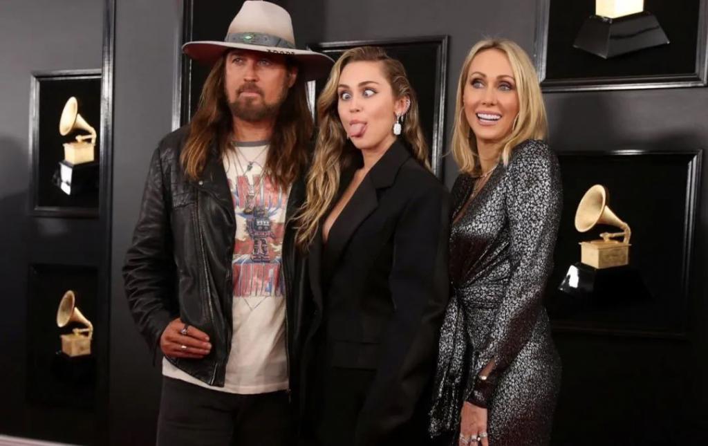 一手打造巨星女儿，母女处成闺蜜，56岁的她太会当妈了！