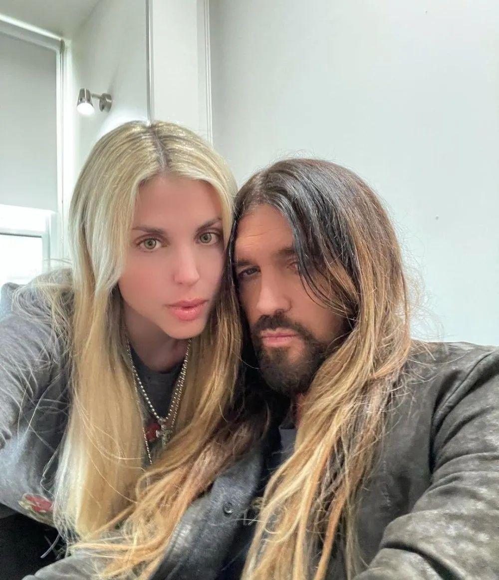 一手打造巨星女儿，母女处成闺蜜，56岁的她太会当妈了！