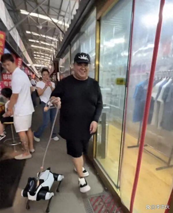 德云社演员真挣钱，孙越遛电子狗，一把小壶能换北京一套房