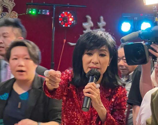 米雪庆祝68岁生日，容颜不老依旧美丽，如今仍单身一人