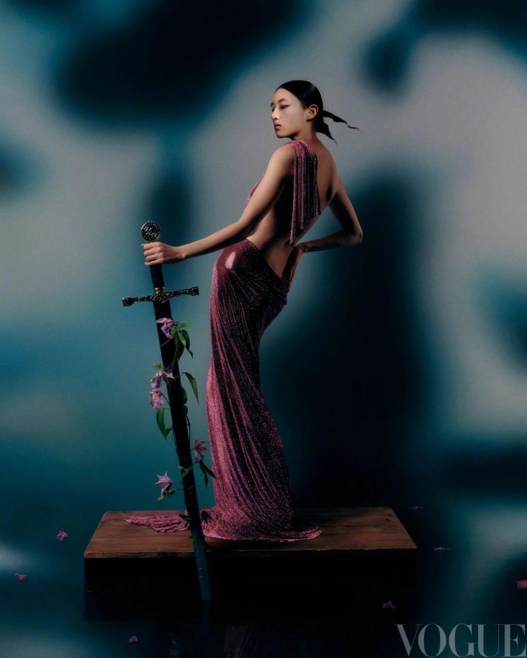 张子枫穿8套高定礼服拍大片却被嘲难看，时尚杂志怎么老坑明星？