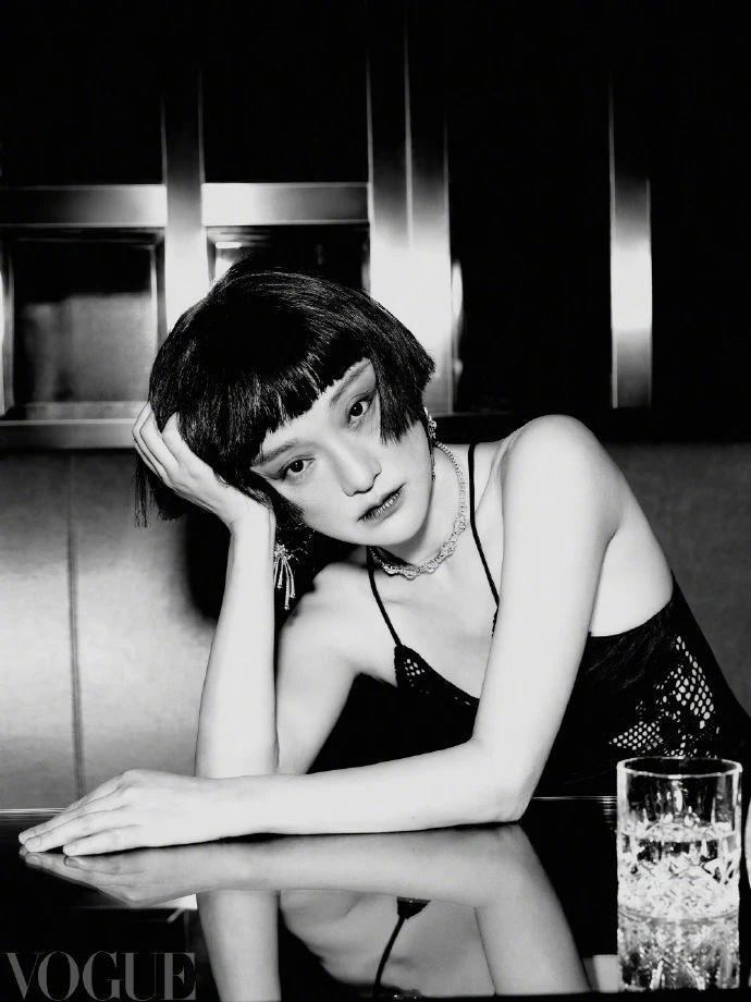 张子枫穿8套高定礼服拍大片却被嘲难看，时尚杂志怎么老坑明星？