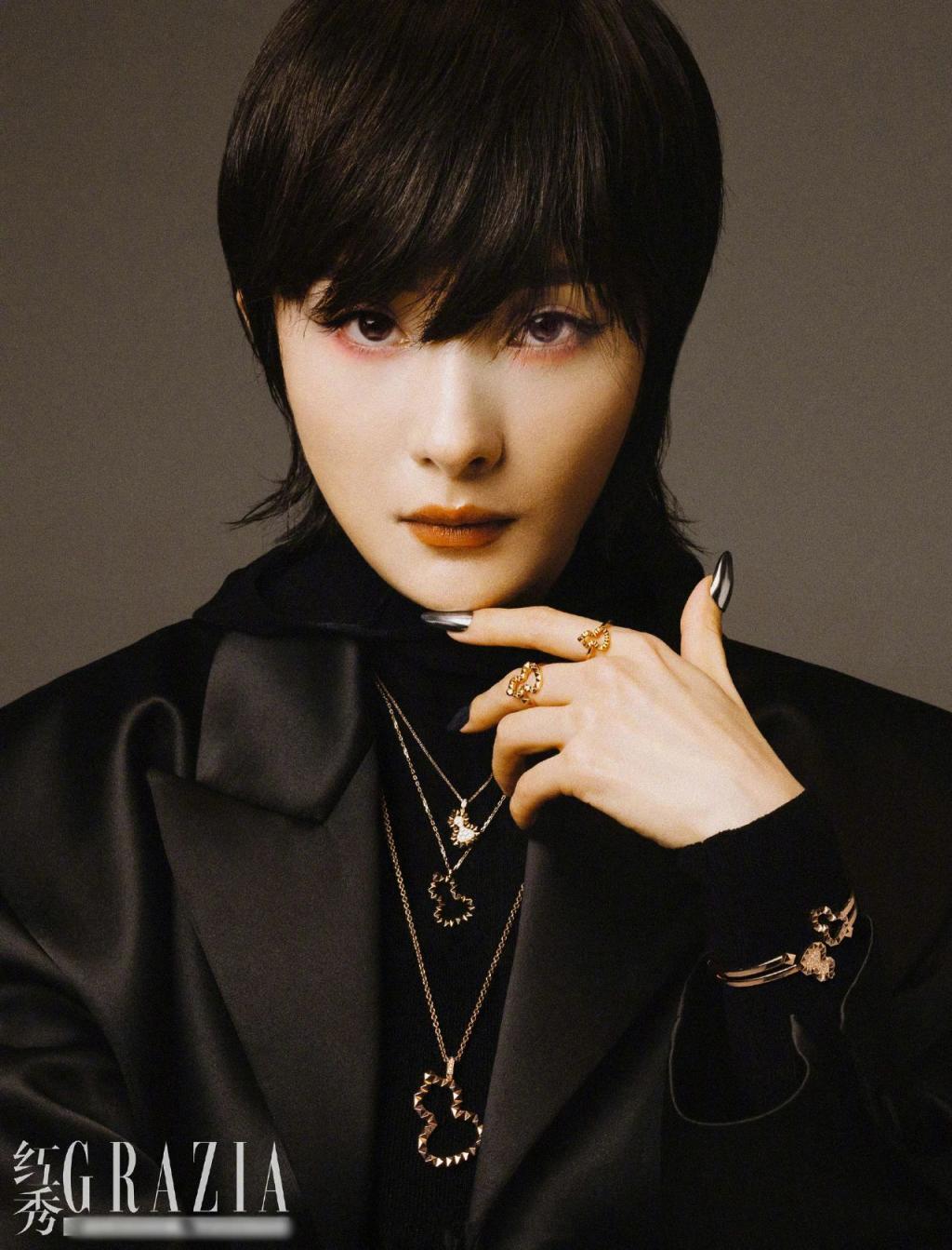 张子枫穿8套高定礼服拍大片却被嘲难看，时尚杂志怎么老坑明星？