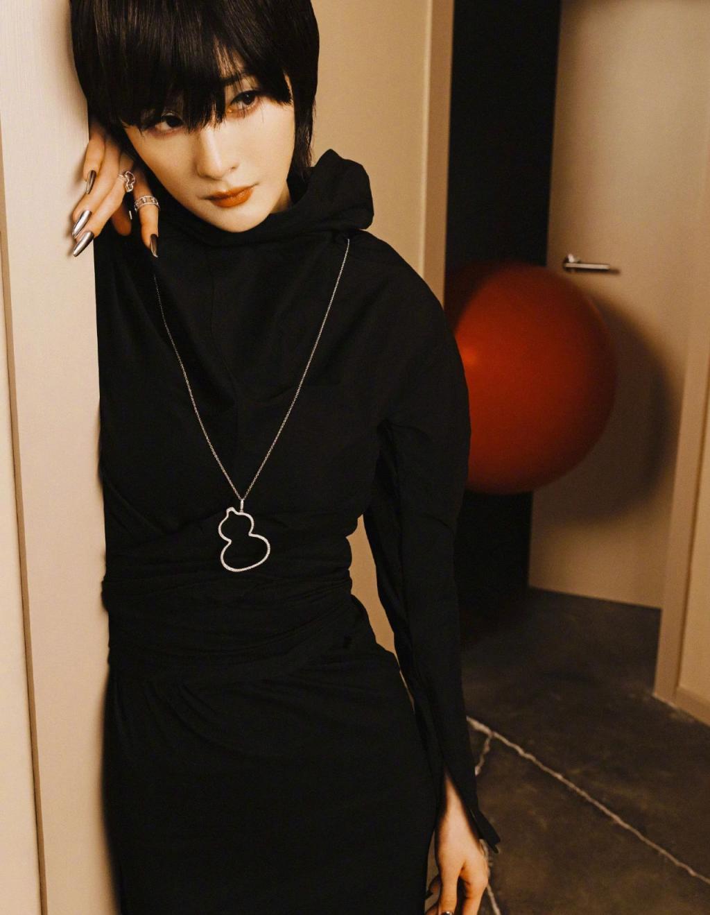 张子枫穿8套高定礼服拍大片却被嘲难看，时尚杂志怎么老坑明星？