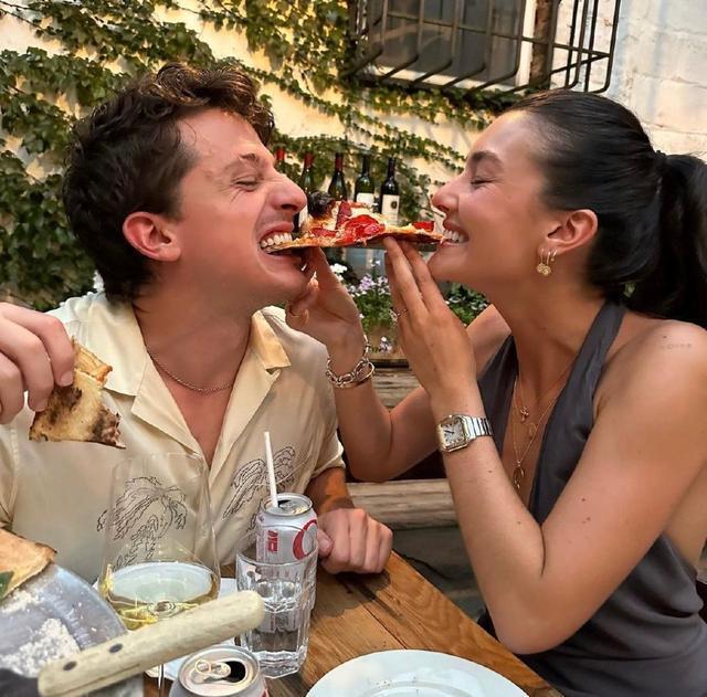 断眉宣布求婚成功 晒与未婚妻对嘴吃披萨合照秀恩爱