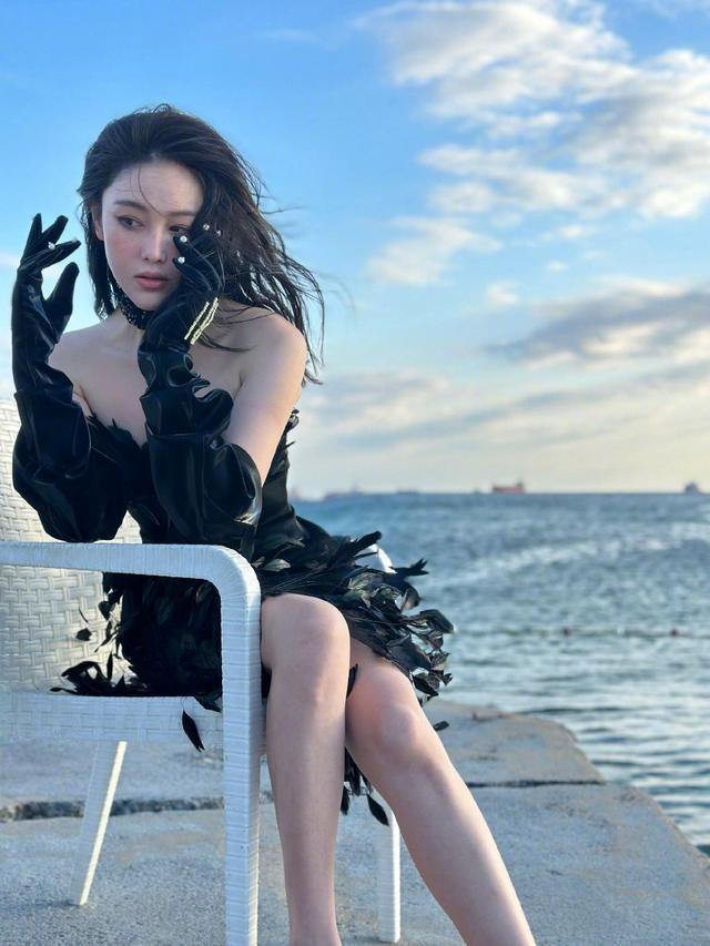 张馨予穿透视装性感奔放 海边踱步大秀白嫩双腿
