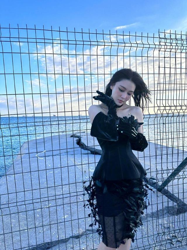 张馨予穿透视装性感奔放 海边踱步大秀白嫩双腿
