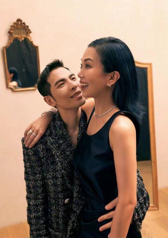 萧敬腾与未婚妻穿情侣装游法国 晒合照甜蜜表白林有慧