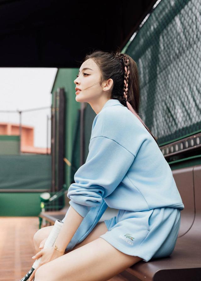 娜扎穿天蓝色运动服打网球 头扎高马尾干练有活力
