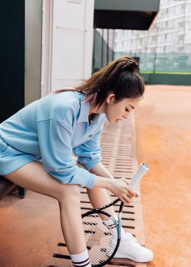 娜扎穿天蓝色运动服打网球 头扎高马尾干练有活力