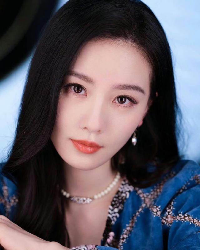 刘诗诗白裙搭蓝色小香风外套温婉 紫色眼妆尽显灵动俏皮