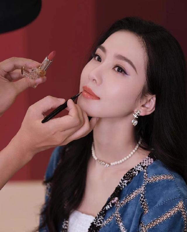 刘诗诗白裙搭蓝色小香风外套温婉 紫色眼妆尽显灵动俏皮