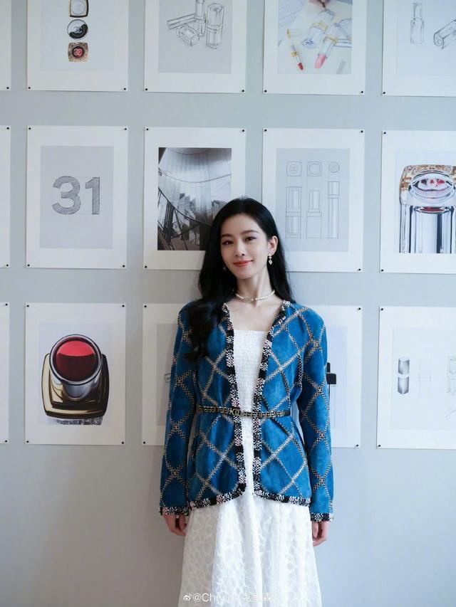 刘诗诗白裙搭蓝色小香风外套温婉 紫色眼妆尽显灵动俏皮