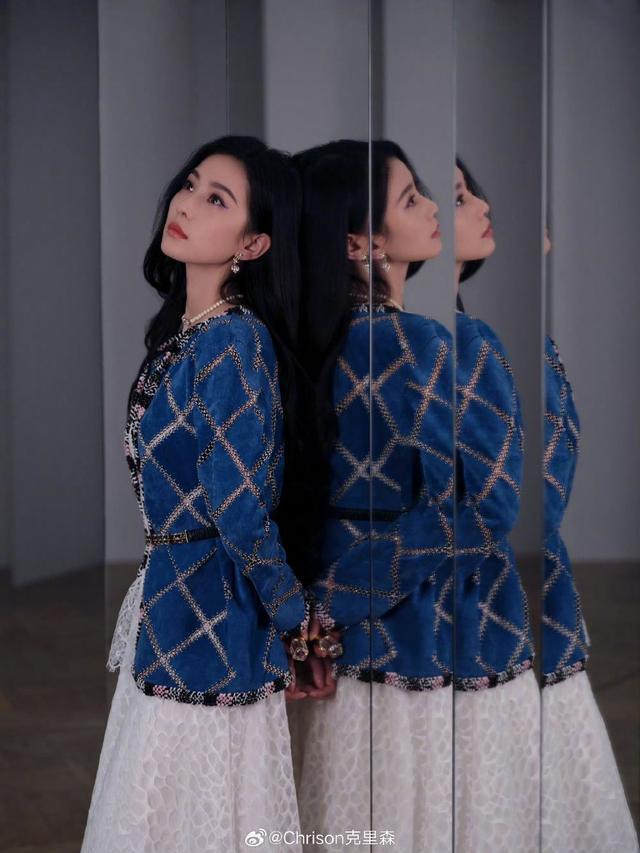 刘诗诗白裙搭蓝色小香风外套温婉 紫色眼妆尽显灵动俏皮