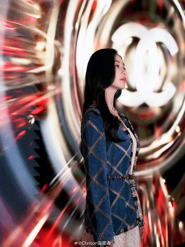 刘诗诗白裙搭蓝色小香风外套温婉 紫色眼妆尽显灵动俏皮