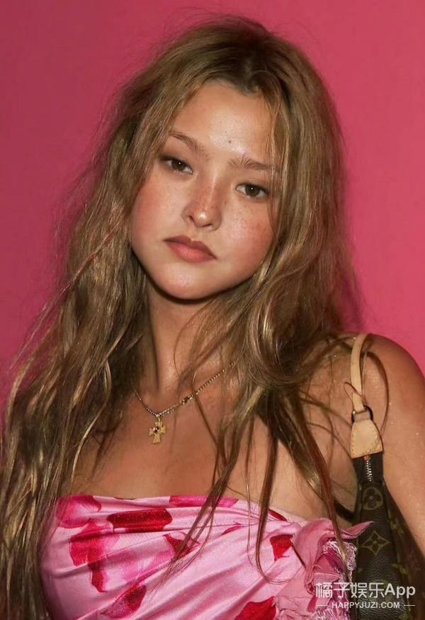 还记得“Y2K鼻祖”戴文青木吗?她带女儿拍杂志啦