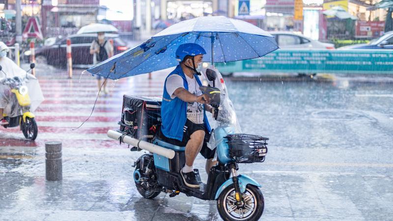 外卖骑手为何“偏爱”高温暴雨天？