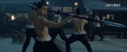 满屏露肉，胸器逼人！ 郭式审美，屎上雕花