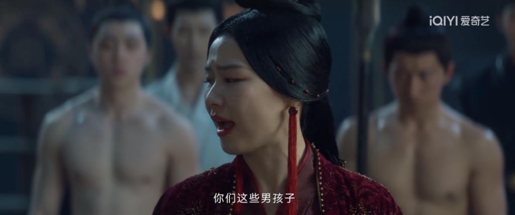 满屏露肉，胸器逼人！ 郭式审美，屎上雕花