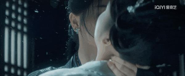 满屏露肉，胸器逼人！ 郭式审美，屎上雕花