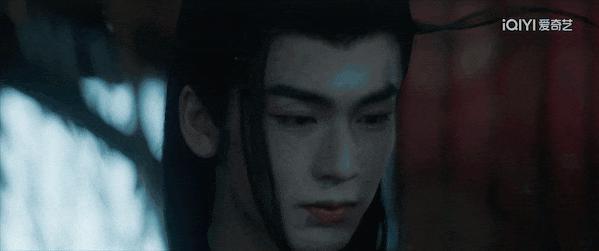 满屏露肉，胸器逼人！ 郭式审美，屎上雕花