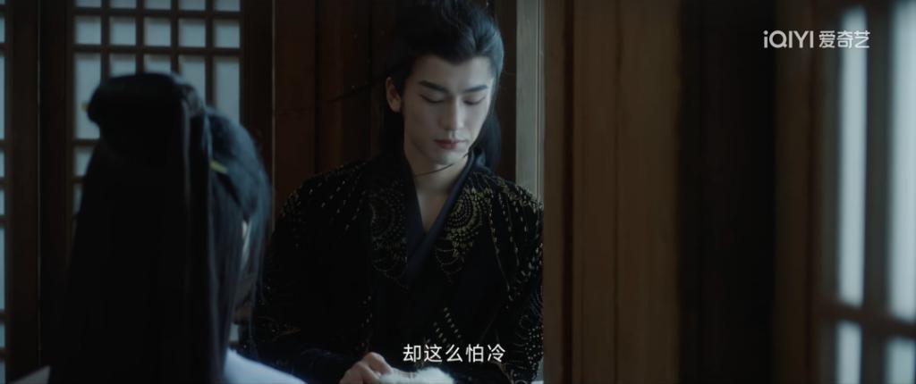 满屏露肉，胸器逼人！ 郭式审美，屎上雕花