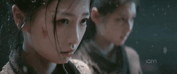 满屏露肉，胸器逼人！ 郭式审美，屎上雕花