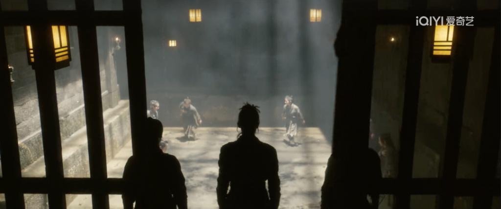 满屏露肉，胸器逼人！ 郭式审美，屎上雕花