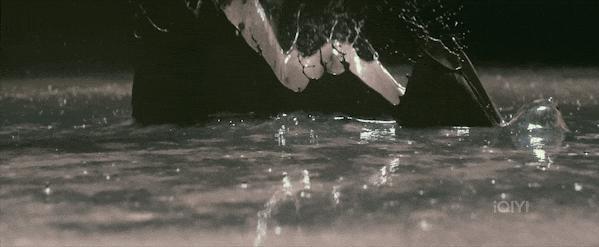 满屏露肉，胸器逼人！ 郭式审美，屎上雕花