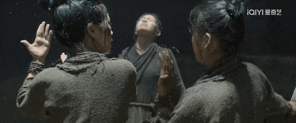 满屏露肉，胸器逼人！ 郭式审美，屎上雕花