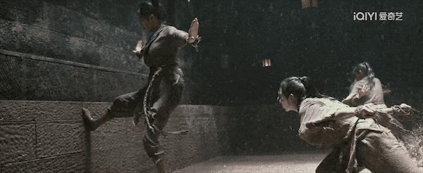 满屏露肉，胸器逼人！ 郭式审美，屎上雕花