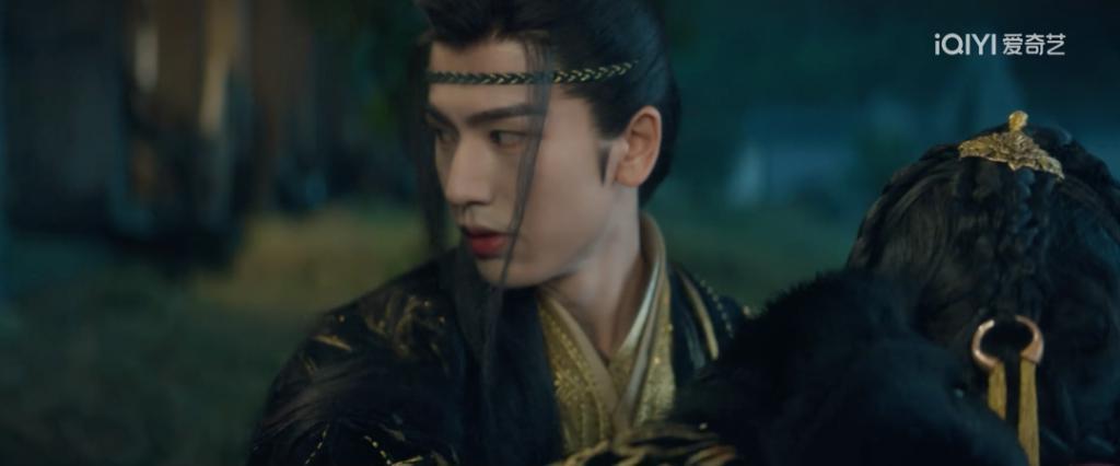 满屏露肉，胸器逼人！ 郭式审美，屎上雕花