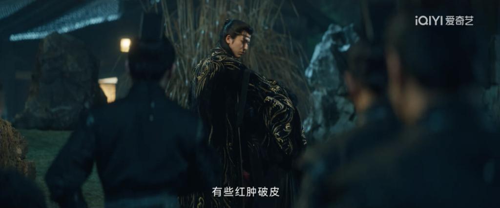 满屏露肉，胸器逼人！ 郭式审美，屎上雕花