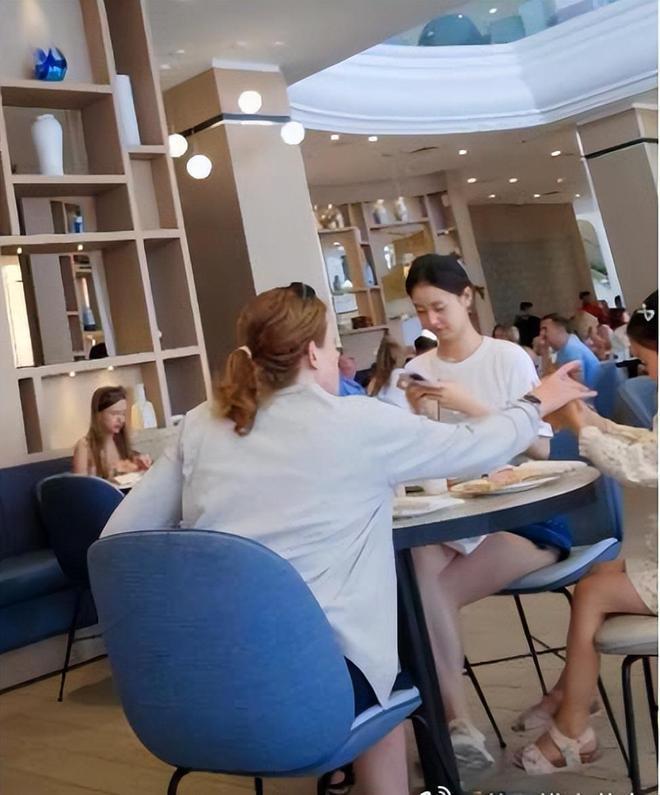 章泽天带女儿地中海度假 年薪百万家教随行照顾