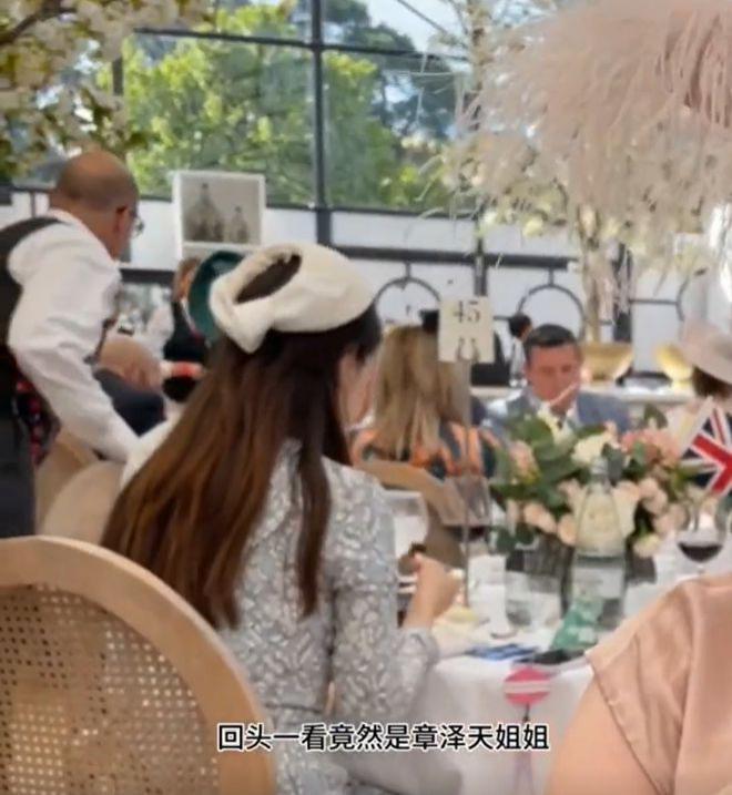 章泽天带女儿地中海度假 年薪百万家教随行照顾