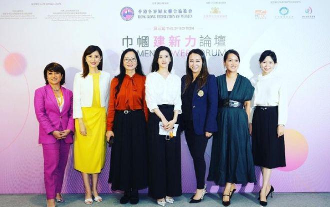 章泽天带女儿地中海度假 年薪百万家教随行照顾